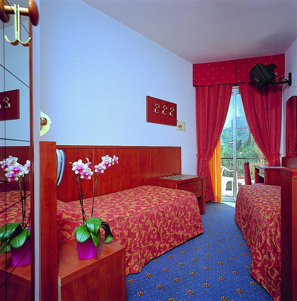 Hotel Garden Лимоне-суль-Гарда Экстерьер фото