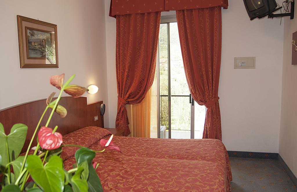 Hotel Garden Лимоне-суль-Гарда Номер фото