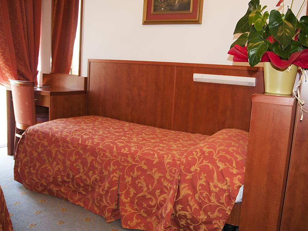Hotel Garden Лимоне-суль-Гарда Номер фото